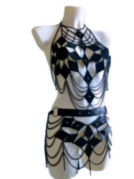 Farfalla handmade leather harness set with wing-shaped straps and chains – view 2